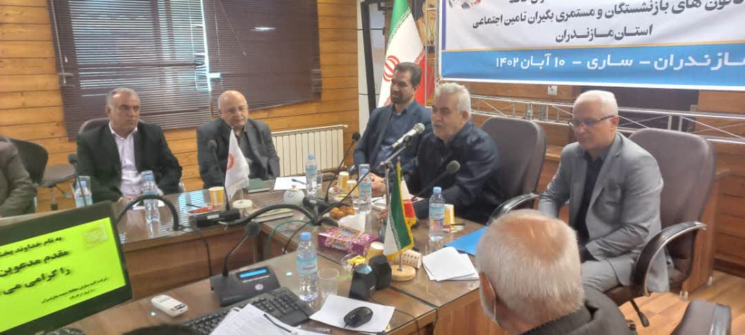 نشست هم اندیشی مدیرعامل آتیه سازان حافظ با روسای کانون های بازنشستگان تامین اجتماعی استان مازندران  