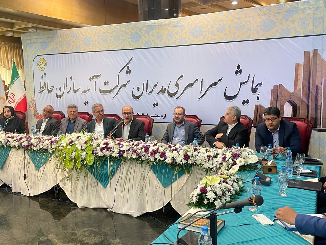 دکتر رنجبران در همایش سراسری مدیران آتیه سازان حافظ : 
تکریم ارباب رجوع خط قرمز ماست 